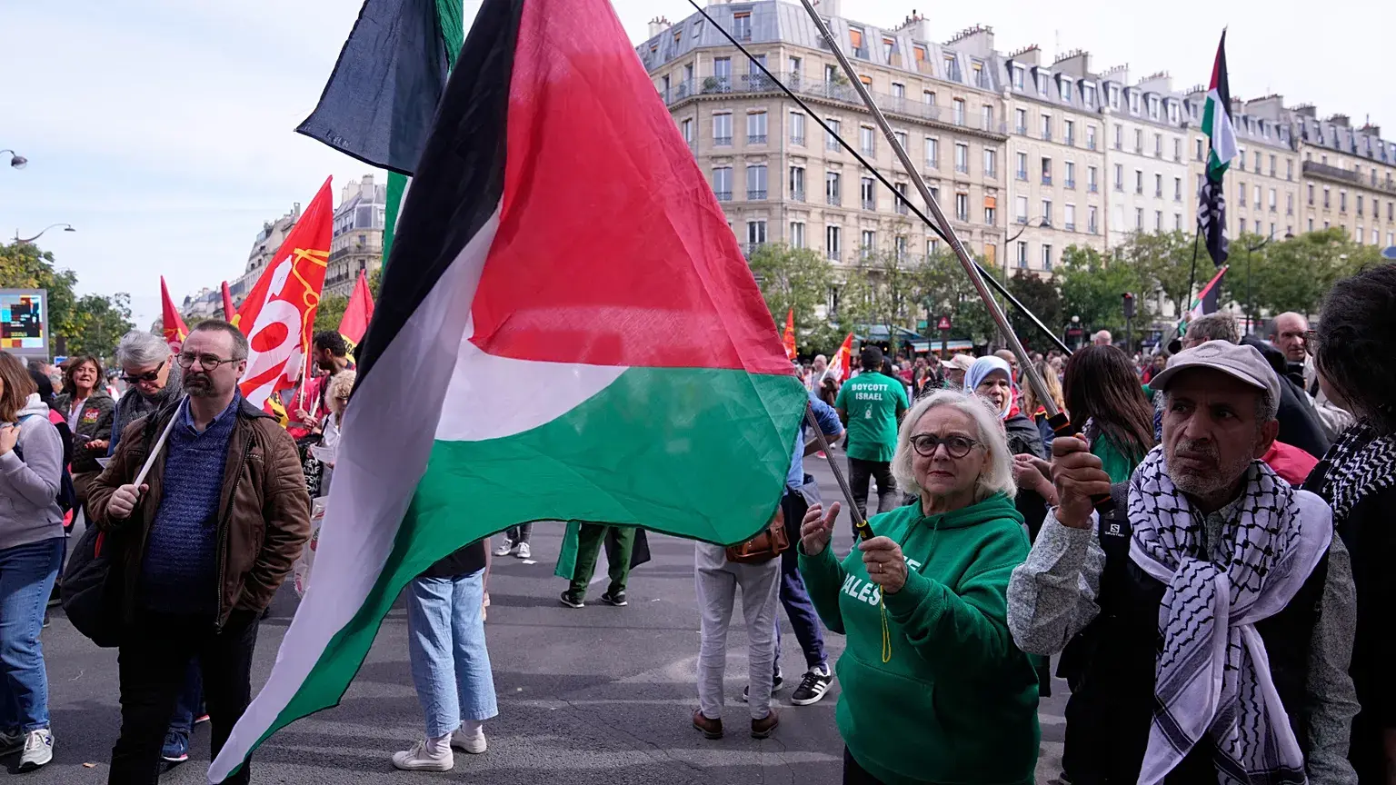 قرار رمزي من مجلس مدينة باريس تضامناً مع الفلسطينيين وسط تدهور الأوضاع الإنسانية واستهداف الصحفيين في مناطق النزاع