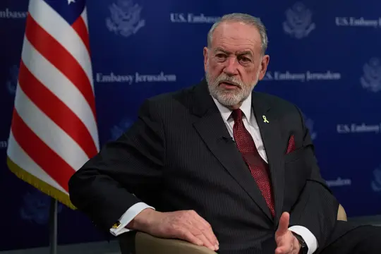 السفير الأمريكي لدى إسرائيل: اتفاق وقف النار مع حماس صامد والعنف الاستيطاني في الضفة إرهاب