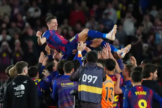 برشلونة يواصل الاحتفالات باللقب بثلاثية أمام ريال بيتيس ووداع مؤثر لليفاندوفسكي