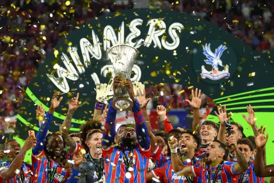 فيديو: كريستال بالاس يتوج بلقب دوري المؤتمر الأوروبي للمرة الأولى في تاريخه