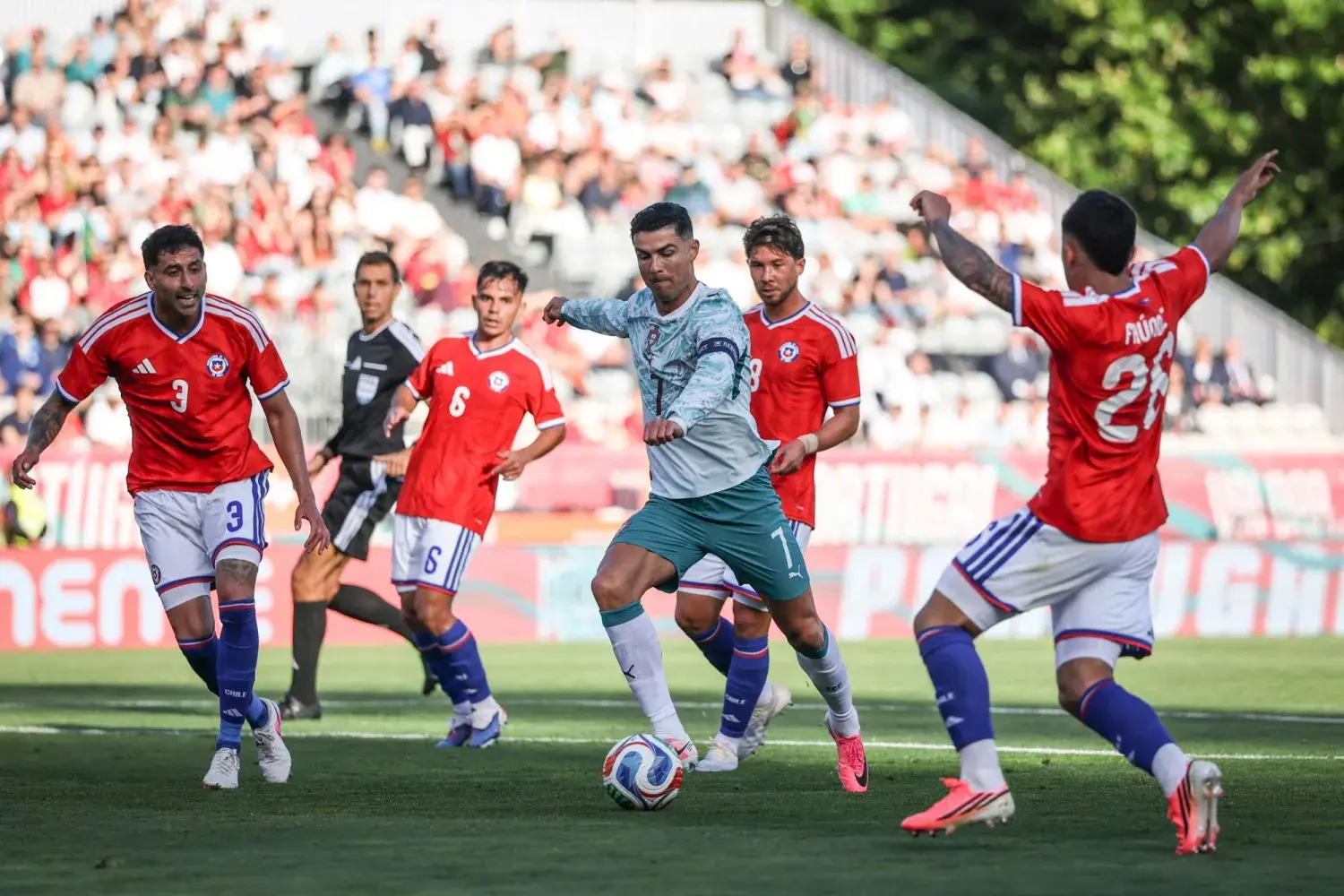 غيديش وفرنانديش يقودان منتخب البرتغال للفوز في مباراة شهدت طرد لاعب من كل فريق