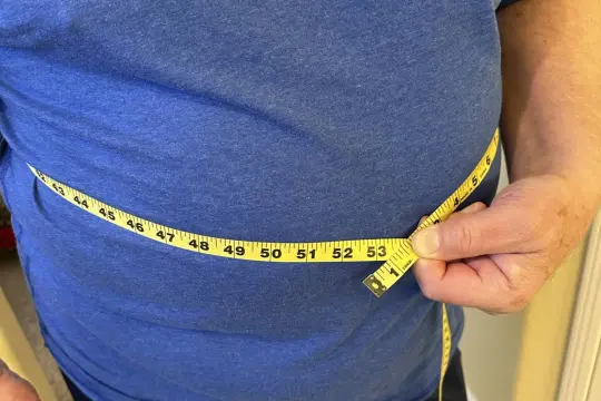 التوتر ودهون البطن: كيف يساهم الكورتيزول في تراكم الدهون الحشوية؟