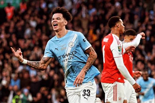 مانشستر سيتي يتوج بكأس الرابطة الإنجليزية بثنائية أمام آرسنال