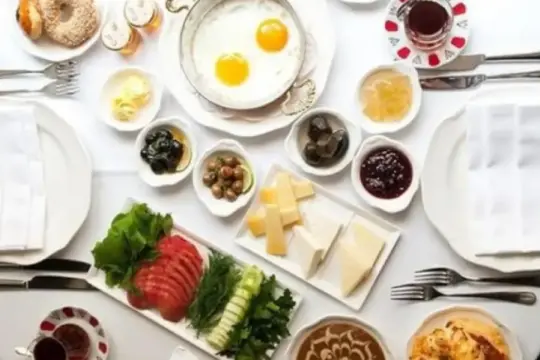 7 أخطاء شائعة في وجبة الإفطار قد ترفع الكوليسترول وتزيد خطر أمراض القلب