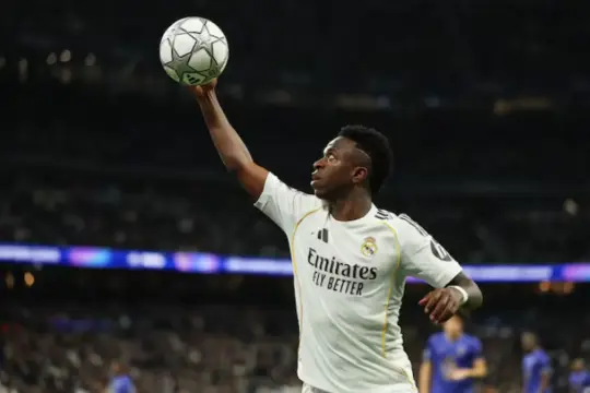 فينيسيوس يواصل مفاوضات تجديد عقده مع ريال مدريد وسط اهتمام من آرسنال