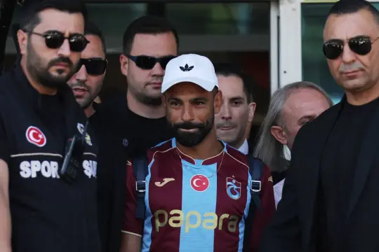 محمد صلاح يصل إلى إسطنبول وسط استقبال أسطوري تمهيدًا لانضمامه إلى طرابزون سبور
