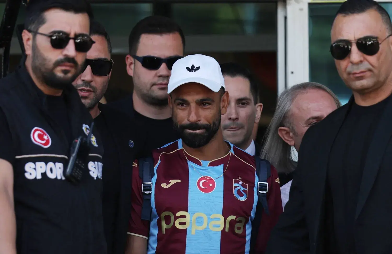 محمد صلاح يصل إلى إسطنبول وسط استقبال أسطوري تمهيدًا لانضمامه إلى طرابزون سبور