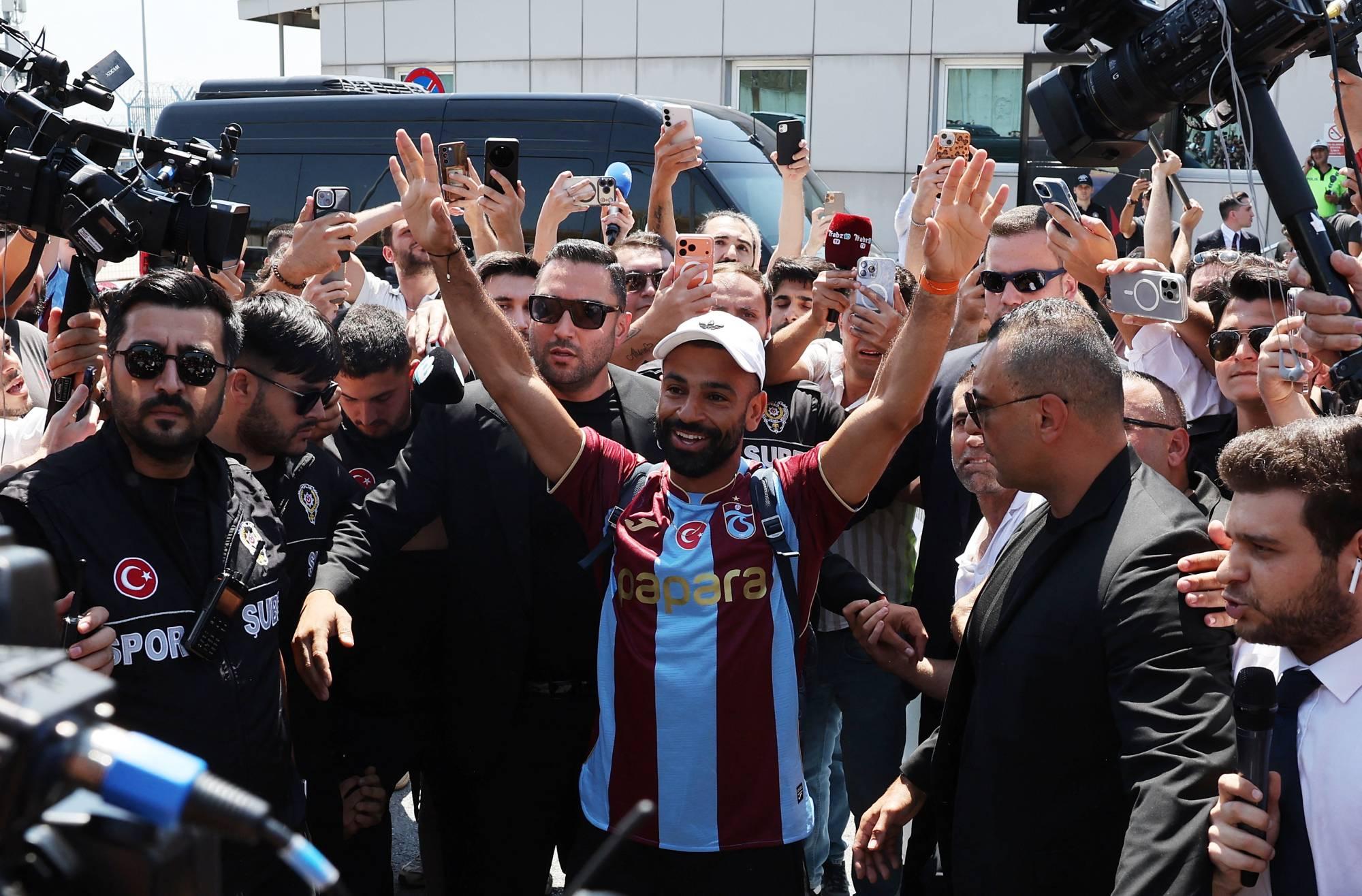 محمد صلاح يوجه أول رسالة لجماهير طرابزون سبور بعد انتقاله: سنلتقي قريبًا