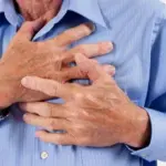 ألم الصدر قد يكون أزمة قلبية.. 5 علامات تستدعي طلب الإسعاف فوراً