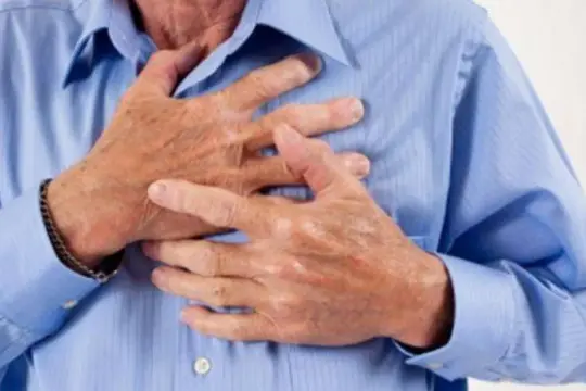ألم الصدر قد يكون أزمة قلبية.. 5 علامات تستدعي طلب الإسعاف فوراً