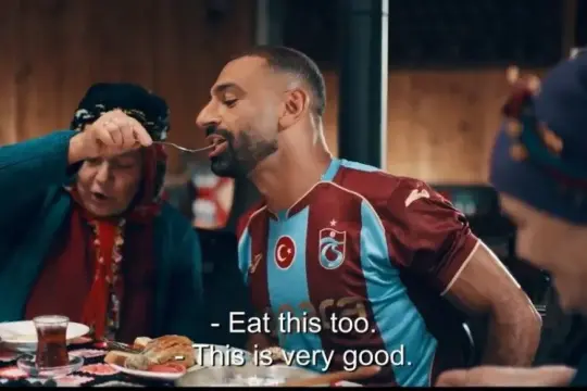 محمد صلاح يدخل «بيت طرابزون».. إعلان تركي يحوّل تقديمه إلى قصة إنسانية