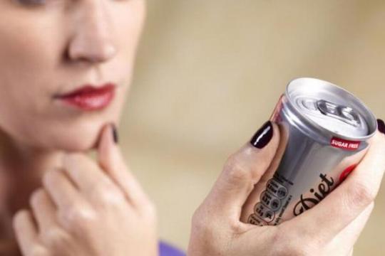 هل المشروبات الغازية «الدايت» آمنة للكبد؟ تحذيرات طبية من مخاطر غير مباشرة