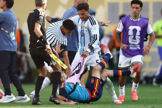 فيفا يوقف باريديس 10 مباريات بعد شجار نهائي كأس العالم