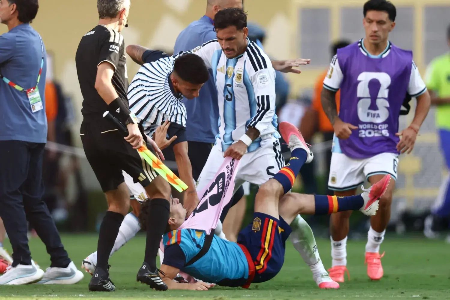 عقوبات قاسية تطال لاعبي الأرجنتين وإسبانيا.. وغرامة تتجاوز 321 ألف دولار على الاتحاد الأرجنتيني