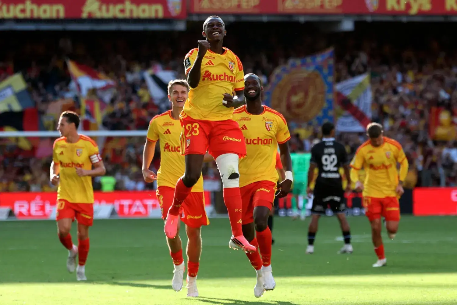 بطل ثنائية كأس فرنسا والسوبر المحلي يحقق انطلاقة قوية في الدوري الفرنسي بانتصار 5-2، بمشاركة أساسية للظهير السعودي