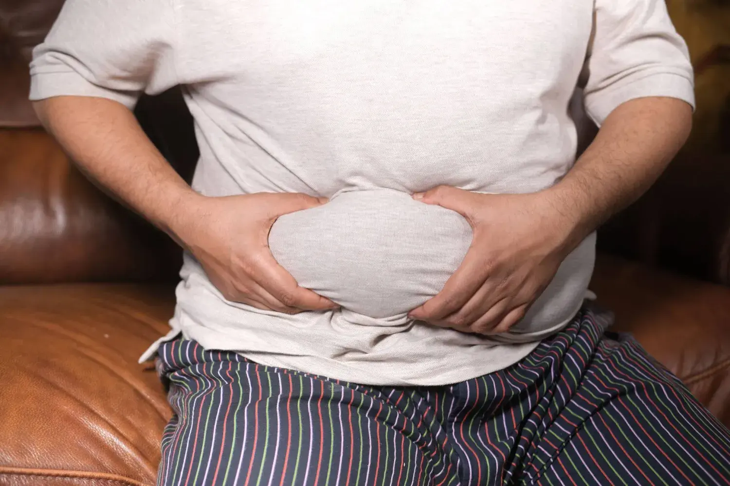 الإمساك لا يضر البروستاتا مباشرة، لكنه قد يزيد أعراض تضخمها ويؤثر في المثانة، فيما قد ترتبط حالات نادرة من الإمساك بمضاعفات أكثر خطورة