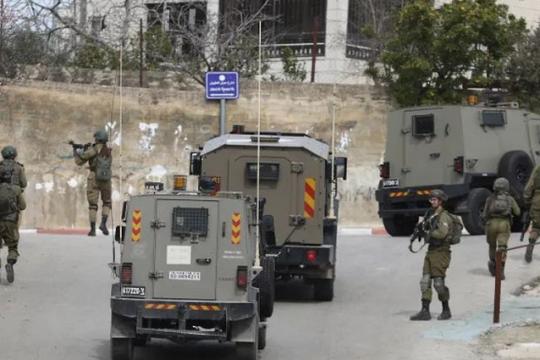 الاحتلال يعتقل 48 فلسطينيا خلال حملة اقتحامات واسعة في الضفة الغربية