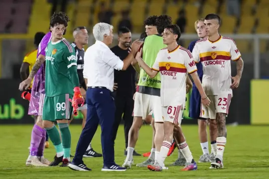 روما يكتسح ليتشي برباعية ويعتلي صدارة الدوري الإيطالي