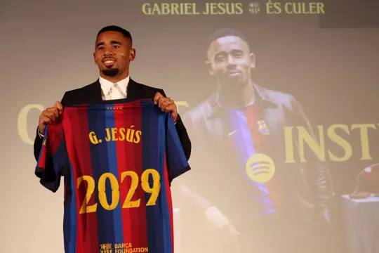 برشلونة يعلن تعاقده مع غابريال جيسوس حتى 2029