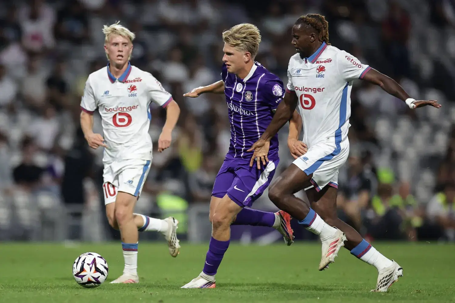 أياسي أويدا يقود ليل لصدارة الدوري الفرنسي مؤقتاً بهدف أمام تولوز