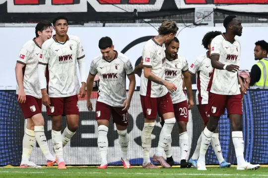 أوغسبورغ يتصدر الدوري الألماني وهامبورغ يتلقى خماسية أمام ماينز