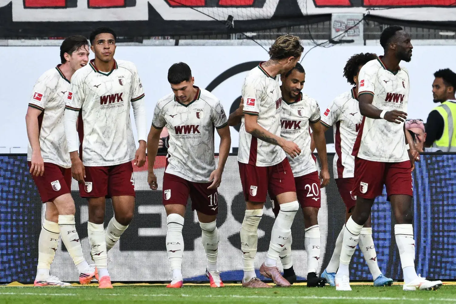 أوغسبورغ يتصدر الدوري الألماني وهامبورغ يتلقى خماسية أمام ماينز