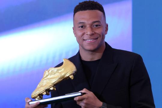 مبابي يتسلّم الحذاء الذهبي كأفضل هداف في أوروبا لأول مرة في مسيرته
