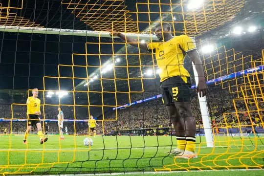 جيراسي يقود دورتموند لفوز مثير على فياريال وبيتيس يقلب الطاولة على ليل