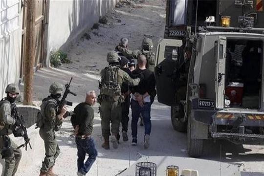 الاحتلال الإسرائيلي يعتقل 5 فلسطينيين ويقيد تحركات بلدتين في الضفة الغربية