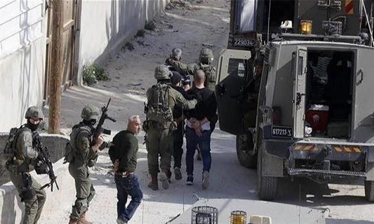 داهمت قوات الاحتلال منازل في طوباس وطمون وقامت بإغلاق مداخل بديا بقوات وآليات عسكرية