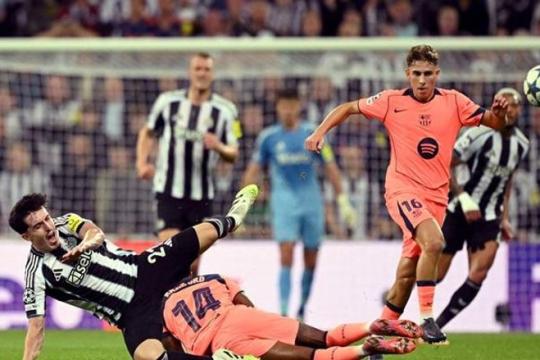 نيوكاسل وبرشلونة يتعادلان 1-1 في ذهاب دور الـ16 من دوري أبطال أوروبا