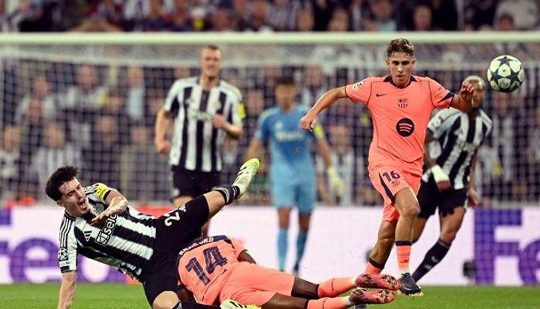 هدف متأخر من لامين يامال ينقذ برشلونة ويترك بطاقة التأهل مفتوحة قبل مباراة الإياب