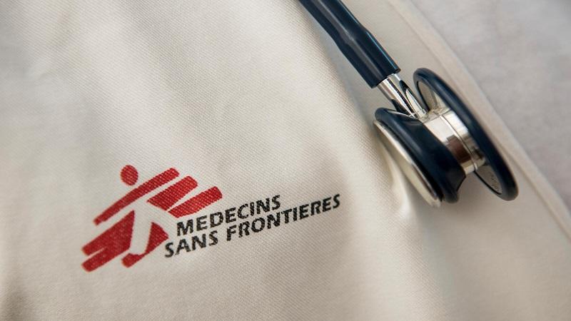 دبابة إسرائيلية تستهدف محيط عيادة في بيت لاهيا وتوقع 12 مصابًا بينهم طفل وامرأة حامل