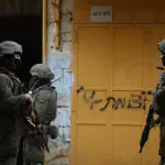 اقتحامات واعتقالات في الضفة الغربية: الاحتلال يعتقل عشرات الفلسطينيين ويصيب عدداً منهم في نابلس