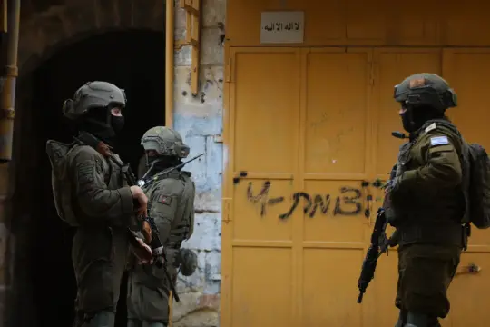 اقتحامات واعتقالات في الضفة الغربية: الاحتلال يعتقل عشرات الفلسطينيين ويصيب عدداً منهم في نابلس