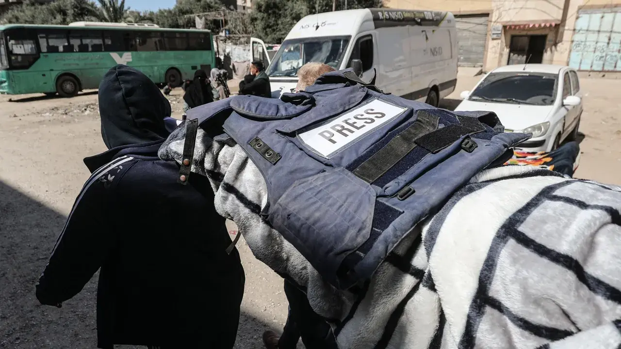 المكتب الإعلامي الحكومي يتهم إسرائيل بالاستهداف الممنهج للصحفيين ويدعو إلى تحرك دولي لحمايتهم
