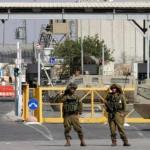 الاحتلال ينصب بوابة جديدة في البيرة وهجمات للمستوطنين واعتقالات في الضفة