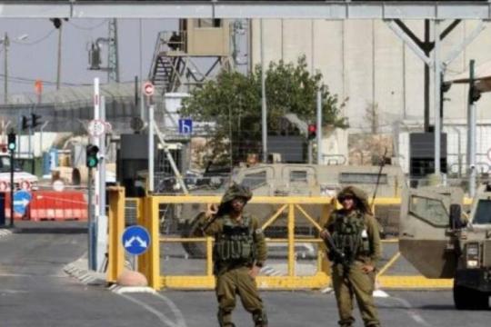 الاحتلال ينصب بوابة جديدة في البيرة وهجمات للمستوطنين واعتقالات في الضفة