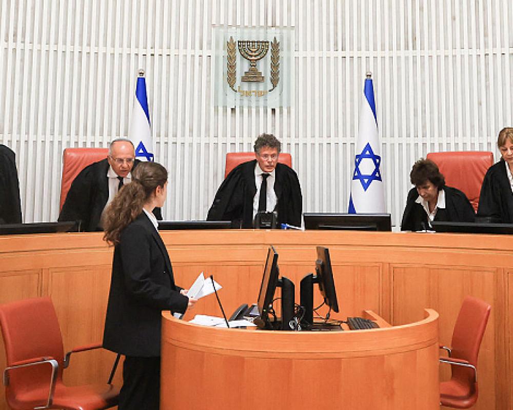 توتر بين عائلات قتلى وانقسام سياسي حاد حول تشكيل لجنة تحقيق رسمية والحكومة ترفض إلزامها قضائيًا