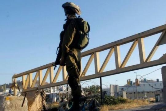 الاحتلال يعزل أربعة منازل ببوابة حديدية في بلدة تقوع جنوب بيت لحم