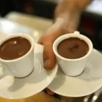لماذا يستطيع البعض شرب القهوة مساءً دون أن يتأثر نومهم؟