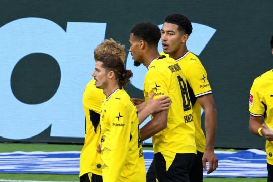 فرايبورغ ودورتموند يواصلان الانتصارات ويتقاسمان صدارة الدوري الألماني
