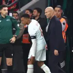 مبابي يغادر معسكر فرنسا بعد إصابته أمام تركيا
