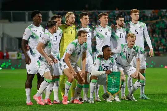منتخب آيرلندا يرتدي شارات سوداء خلال مواجهة منتخب الاحتلال تكريماً لضحايا غزة