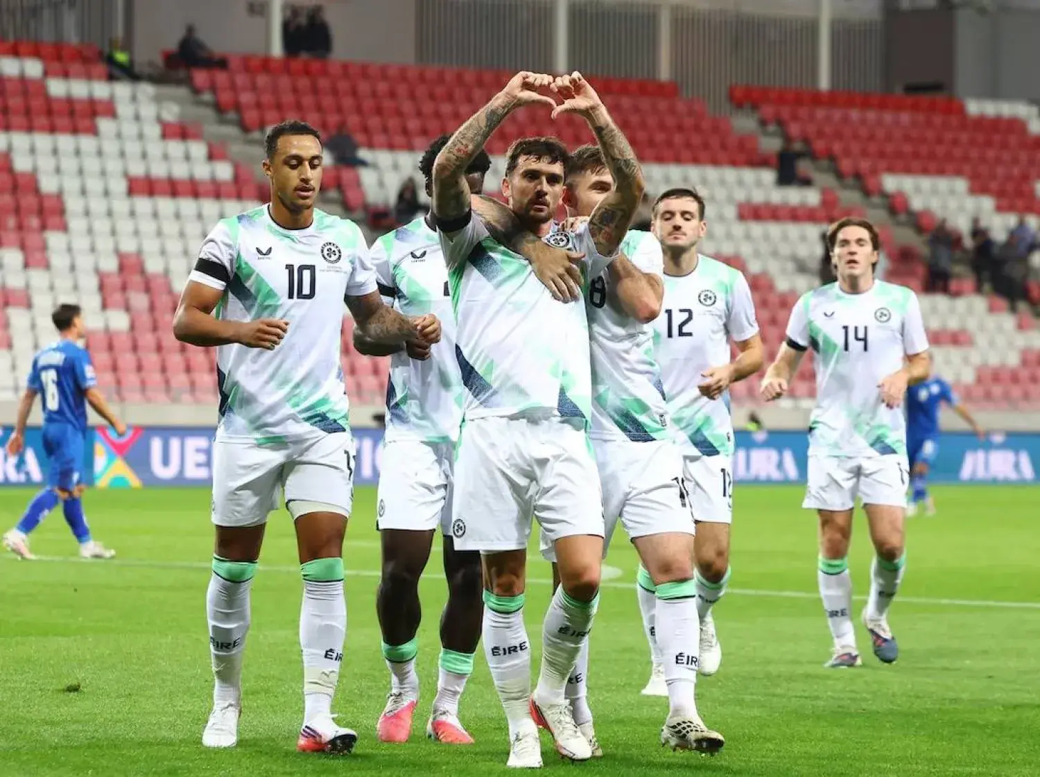 مجموعة «أوقفوا المباراة» تطالب المنتخب بعدم خوض اللقاء.. والاتحاد ينقل المواجهة إلى صربيا خلف أبواب مغلقة