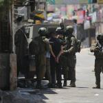 إصابة 9 فلسطينيين واعتقال طفل خلال هجوم للمستوطنين وقوات الاحتلال في مسافر يطا جنوب الخليل