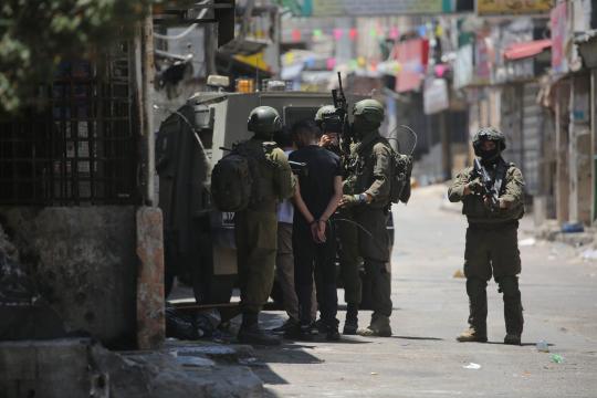 إصابة 9 فلسطينيين واعتقال طفل خلال هجوم للمستوطنين وقوات الاحتلال في مسافر يطا جنوب الخليل