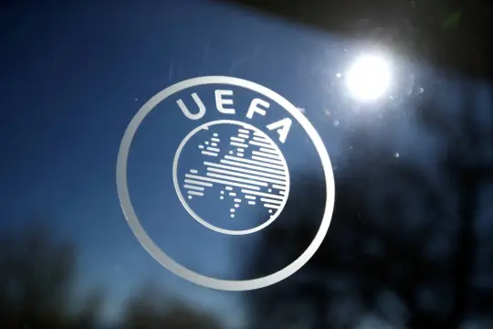 يويفا يفتح تحقيقًا في واقعة بصق خلال مباراة آيرلندا وإسرائيل