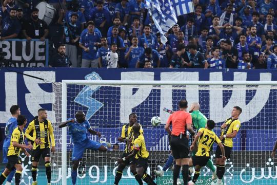 الهلال يحسم كلاسيكو الاتحاد بثلاثية مثيرة ويستعيد صدارة الدوري السعودي