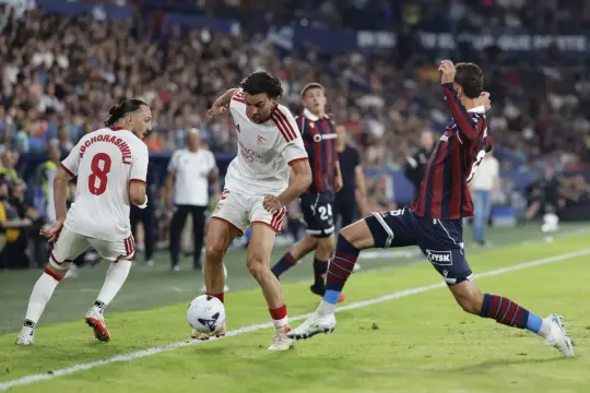 إشبيلية يفرط في الفوز أمام ليفانتي ويتعادل 3-3 في مباراة مثيرة بالدوري الإسباني
